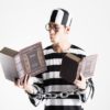 六法全書を片手に勉強する囚人