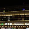 夜の新宿駅