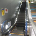 乗り換え時に通る階段とエスカレーター