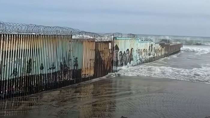 アメリカとメキシコの国境は海にもある